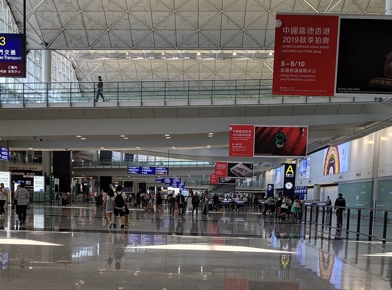 香港空港の到着ロビーの外